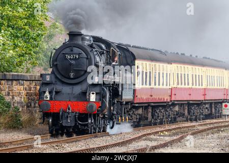 Eine Dampfeisenbahn, die Whitby auf der North Yorkshire Moors Railway verlässt Stockfoto