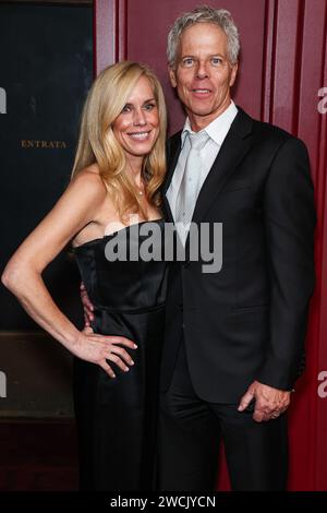 Hollywood, Usa. Januar 2024. HOLLYWOOD, LOS ANGELES, KALIFORNIEN, USA – 15. JANUAR: Martha Champlin und Greg Germann kommen bei der 75. Jährlichen Primetime Emmy Awards Party von Apple TV an, die am 15. Januar 2024 in Hollywood, Los Angeles, Kalifornien, USA stattfindet. (Foto: Xavier Collin/Image Press Agency) Credit: Image Press Agency/Alamy Live News Stockfoto