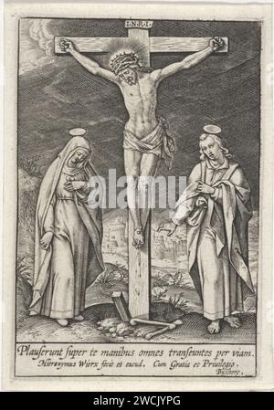 Kreuzigung Christi, Hieronymus Wierix, 1563 - vor 1619 Druck Christus hängt am Kreuz. Am Fuße des Kruis Maria und Johannes. Am Rand eine Beschriftung in lateinischer Sprache. Antwerpener Papiergravur des Kreuzigten Christus mit besonderen Personen unter dem Kreuz Stockfoto