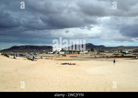 Sturmwolken über dem Strand und El Cotillo, Fuerteventura, Kanarischen Inseln, Spanien. Stockfoto