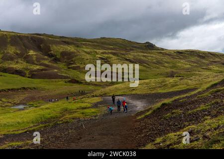 Wanderer auf Wanderwegen zu den Reykjadalur Hot Springs oder dem Steam Valley befinden sich im südlichen Teil Islands. Stockfoto