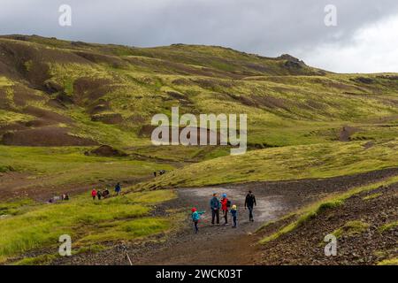 Wanderer auf Wanderwegen zu den Reykjadalur Hot Springs oder dem Steam Valley befinden sich im südlichen Teil Islands. Stockfoto