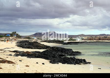 Sturmwolken über dem Strand und El Cotillo, Fuerteventura, Kanarischen Inseln, Spanien. Stockfoto