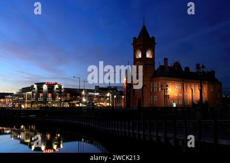 Viktorianische Pierhead Building bei Nacht, Cardiff Bay, Cardiff, Wales, UK. Stockfoto