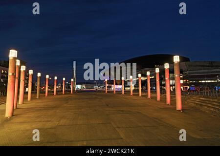 Wales Millennium Centre und Roald Dahl Plas at Night, Cardiff Bay, Cardiff, Wales, Großbritannien. Stockfoto