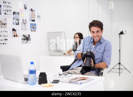 Mann-, Kamera- und Stockfotos im Portrait, Überprüfung des Bilddesigns und kreative Arbeit am Arbeitsplatz. Person, lächelndes Gesicht oder glücklich in der Produktionskarriere Stockfoto