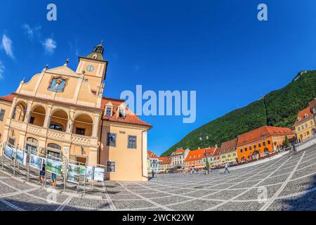 BRASOV, RUMÄNIEN - 11. JULI 2020: Der Ratsplatz im historischen Zentrum der Stadt, Urkunde aus dem Jahr 1364. Es ist umgeben von Stockfoto