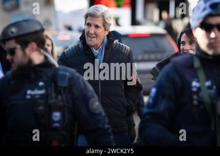 Davos, Schweiz . Januar 2024. Der US-Sondergesandte für den Klimawandel, John Kerry, geht die Promenade hinunter zum Kongresszentrum, wo das World Economic Forum stattfindet. Die einwöchige WEF-Veranstaltung bringt weltweit führende Unternehmen und Branchen zusammen, um die Zukunft der Welt zu gestalten. Andy Barton/Alamy Live News Stockfoto