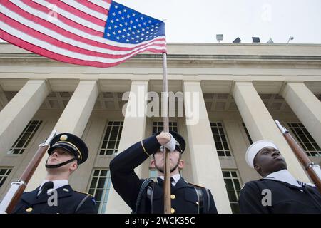 Ein Mitglied der Ehrenwache hält die amerikanische Flagge. Stockfoto