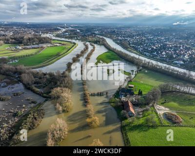 Dorsten, Nordrhein-Westfalen, Deutschland - Hochwasser an der Lippe, Fluss im Ruhrgebiet, die Felder, die landwirtschaftlichen Flaechen der Bauern neben dem Fliessgewaesser werden ueberflutet, dienen als Retentionsflaechen, Ueberflutungsflaechen dem Hochwasserschutz. Rechts der Wesel-Datteln-Kanal. Hochwasser an der Lippe, Dorsten, Nordrhein-Westfalen, Deutschland *** Dorsten, Nordrhein-Westfalen, Deutschland Hochwasser an der Lippe, Fluss im Ruhrgebiet, die Felder, die landwirtschaftlichen Flächen der Bauern neben dem Wasserlauf sind überflutet, dienen als Rückhaltegebiete, Auen zum Hochwasserschutz Stockfoto