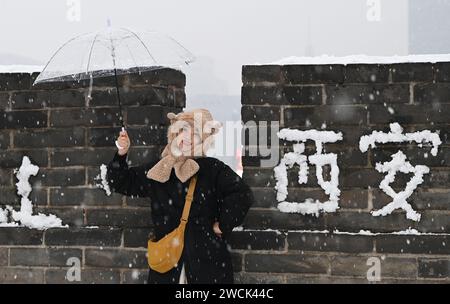 XI'an, chinesische Provinz Shaanxi. Januar 2024. Ein Tourist genießt die Schneelandschaft auf der schneebedeckten alten Stadtmauer in Xi'an, nordwestchinesische Provinz Shaanxi, 16. Januar 2024. Quelle: Liu Xiao/Xinhua/Alamy Live News Stockfoto