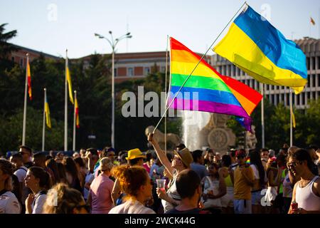 Madrid, Spanien. 3. Juli 2022 viele Menschen in der Menge, Jugendliche haben Spaß im Pride Month. Schwulenparade-Festival. LGBT-Symbole, Regenbogenfahne und ukrainische Fahnen. Stockfoto