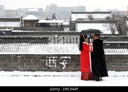 XI'an, chinesische Provinz Shaanxi. Januar 2024. Touristen genießen die Schneelandschaft auf der schneebedeckten alten Stadtmauer in Xi'an, nordwestchinesische Provinz Shaanxi, 16. Januar 2024. Quelle: Zou Jingyi/Xinhua/Alamy Live News Stockfoto