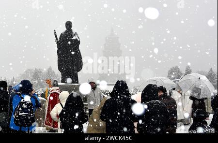 XI'an, chinesische Provinz Shaanxi. Januar 2024. Touristen genießen die Schneelandschaft in der Riesenwildganspagode in Xi'an, nordwestlicher Provinz Shaanxi, 16. Januar 2024. Quelle: Zhang Jingpin/Xinhua/Alamy Live News Stockfoto