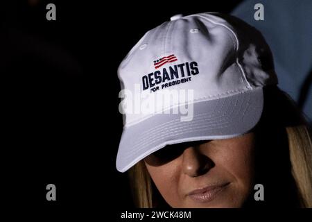 Des Moines, USA. Januar 2024. Ein Unterstützer des republikanischen Präsidentschaftskandidaten Ron DeSantis trägt am 15. Januar 2024 bei der Wahlparty von DeSantis in des Moines, Iowa, einen Hut von DeSantis für den Präsidenten. Desantis belegte den zweiten Platz im Iowa Caucus. Foto: Julia Nikhinson/ABACAPRESS.COM Credit: Abaca Press/Alamy Live News Stockfoto