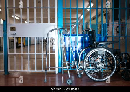 zimmerrahmen und Rollstuhl auf einer Gefängnisstation, Saughton Prison, Edinburgh, Großbritannien Stockfoto