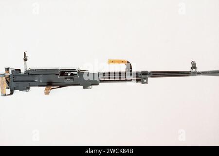Eine rechte Seitenansicht eines sowjetischen 7,62 mm SGM Goryunov mittelgroßen Maschinengewehrs mit Rücksicht und Tragegriff nach oben. Stockfoto