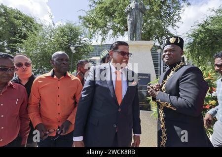 PARAMARIBO - der Präsident von Surinam Chan Santokhi anlässlich der Feier des 75. Jahrestages der Progressiven Reformpartei (VHP). Die Partei des Präsidenten hält einen Danksagungsgottesdienst ab und Kränze werden am Denkmal auf dem Independence Square gelegt. ANP RANU ABDELHAKH niederlande Out - belgien Out Stockfoto