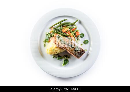 Gebackenes Lachsfilet mit Kartoffelpüree und englischem Gemüse auf weißem isoliertem Hintergrund. Stockfoto