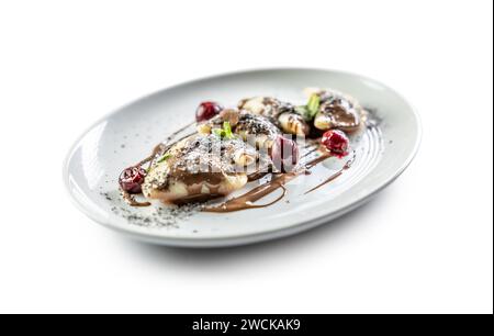 Traditionelle osteuropäische Essensklöße - Pierogi, Varenyky, pirohes gefüllt mit Erdbeeren und garniert mit Schokolade. Isoliert auf weiß. Stockfoto