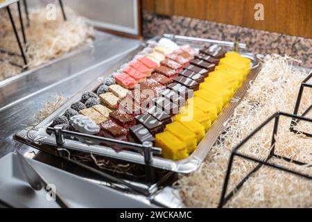 In Scheiben geschnittene frische hausgemachte Kuchen auf einem Tablett bei einem Hochzeitsempfang. Stockfoto