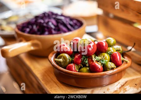 Dosenpaprika in einer Schüssel auf einem Buffettisch im Restaurant. Stockfoto
