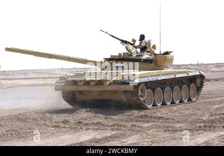 Ein T-72 Hauptschlachtpanzer bereitet sich auf den Feuerschuss 15683 vor. Stockfoto