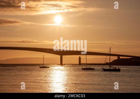 Sonnenuntergang über dem Plock of Kyle Lighthouse und der Skye Bridge von Kyleaks, Isle of Skye. Stockfoto