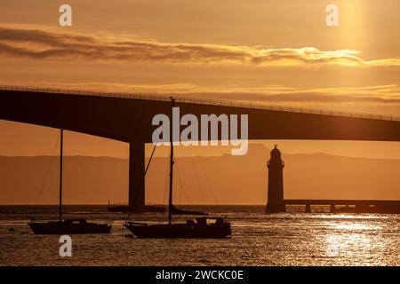 Sonnenuntergang über dem Plock of Kyle Lighthouse und der Skye Bridge von Kyleaks, Isle of Skye. Stockfoto