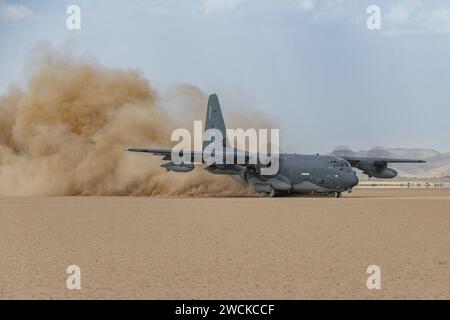 Ein HC-130J Combat King II der 81st Expeditionary Rescue Squadron landet in einer unvorbereiteten Landezone bei Grand Bara, Dschibuti. Stockfoto