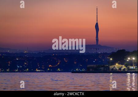 Sonnenaufgang Stadtbild der Uskudar Gegend über den Bosporus mit dem Camlica-Turm zur goldenen Stunde in Istanbul, Türkei Stockfoto