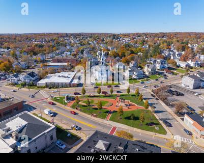 First Congregational Church aus der Vogelperspektive im Herbst im Draper Memorial Park an der 4 Congress Street im historischen Stadtzentrum von Milford, Massachusetts MA, USA Stockfoto