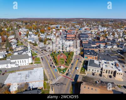 First Congregational Church aus der Vogelperspektive im Herbst im Draper Memorial Park an der 4 Congress Street im historischen Stadtzentrum von Milford, Massachusetts MA, USA Stockfoto