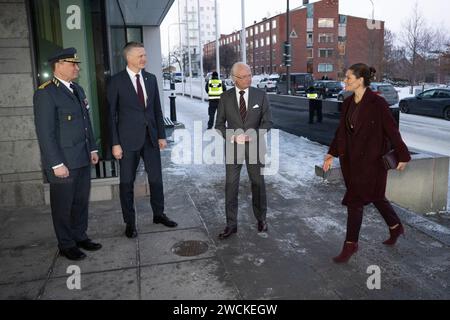 Stockholm, Schweden. Januar 2023. Stockholm, Schweden. Januar 2024. König Carl XVI Gustaf und Kronprinzessin Victoria kommen an der Verteidigungsakademie an, wo sie von Vizekommissar anders Callert (links) und Direktor Robert Egnell empfangen werden. Foto: Henrik Montgomery/TT/Code 10060 Credit: TT News Agency/Alamy Live News Stockfoto