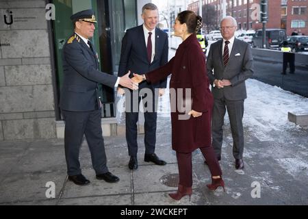 Stockholm, Schweden. Januar 2023. Stockholm, Schweden. Januar 2024. König Carl XVI Gustaf und Kronprinzessin Victoria kommen an der Verteidigungsakademie an, wo sie von Vizekommissar anders Callert (links) und Direktor Robert Egnell empfangen werden. Foto: Henrik Montgomery/TT/Code 10060 Credit: TT News Agency/Alamy Live News Stockfoto