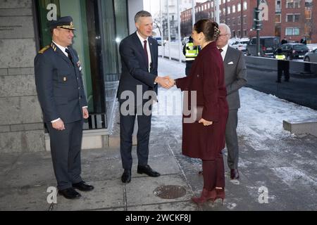 Stockholm, Schweden. Januar 2023. Stockholm, Schweden. Januar 2024. König Carl XVI Gustaf und Kronprinzessin Victoria kommen an der Verteidigungsakademie an, wo sie von Vizekommissar anders Callert (links) und Direktor Robert Egnell empfangen werden. Foto: Henrik Montgomery/TT/Code 10060 Credit: TT News Agency/Alamy Live News Stockfoto