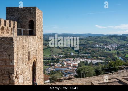 Jimena de la Frontera, Cadiz, Spanien - 3. Dezember 2023: Blick auf die Burg von Jimena de la Frontera, eine hübsche Stadt in der Provinz Cadiz, Spanien. Stockfoto