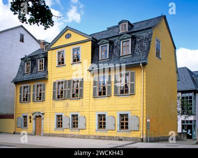 Friedrich Schiller erwarb 1802 das Wohnhaus seiner letzten Lebensjahre an der Esplanade in Weimar, heutige Schillerstraße. Hier entstanden die bekannten Dramen die Braut von Messina und Wilhelm Tell. Nach Schillers Tod 1805 bewohnte seine Frau Charlotte das Haus bis zu ihrem Lebensende 1826. Danach verkauften die Kinder das Anwesen und die Stadt Weimar erwarb 1847 dieses Haus, um eine Dichtergedenkstaette eingerichtet. Seit 1988 wurde rueckseitig ein Museumsneubau angegliedert. Schillerhaus Weimar *** 1802 erwarb Friedrich Schiller das Haus, in dem er in den letzten Jahren lebte Stockfoto