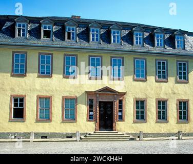 Seit seinem Einzug als Mieter 1782 bewohnte Johann Wolfgang Goethe mit seiner Familie das im barocken Stil errichtete Bürgerhaus am Frauenplan fast fuefzig Jahre lang als Wohn- und Arbeitstaette bis zu seinem Tod 1832. Seit 1998 gehoert das Goethehaus zum UNESCO-Welterbe. Heute ist es von der Stiftung Klassik Weimar betriebenenes Goethe-Nationalmuseum. Um 2026 sollen umfangreiche Sanierungsarbeiten beginnen. Goethehaus Weimar *** seit seinem Einzug als Pächter im Jahr 1782 lebten Johann Wolfgang Goethe und seine Familie fast fünfzig Jahre im barocken Stadthaus am Frauenplan Stockfoto