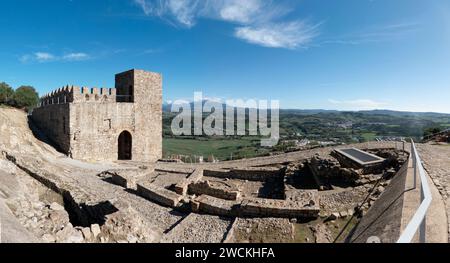 Panorama des Schlosses von Jimena de la Frontera, einer hübschen Stadt in der Provinz Cadiz in Andalusien, Spanien Stockfoto
