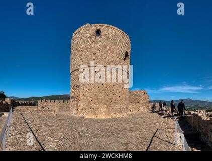 Jimena de la Frontera, Cadiz, Spanien - 3. Dezember 2023: Blick auf den Burgturm von Jimena de la Frontera, einem wunderschönen Dorf in der Provinz Cadiz Stockfoto