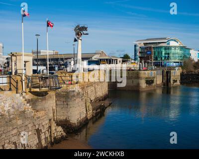 Mayflower Steps Balkon, Barbican Garnelen Skulptur und National Marine Aquarium vor Sutton Harbour, Plymouth Stockfoto