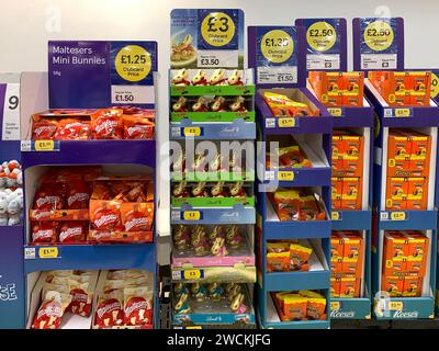 Taplow, Großbritannien. Januar 2024. Ostereier zum Verkauf im Januar in einem Tesco Supermarkt in Taplow, Buckinghamshire. Ostersonntag ist erst am 31. März 2024. Kredit: Maureen McLean/Alamy Stockfoto