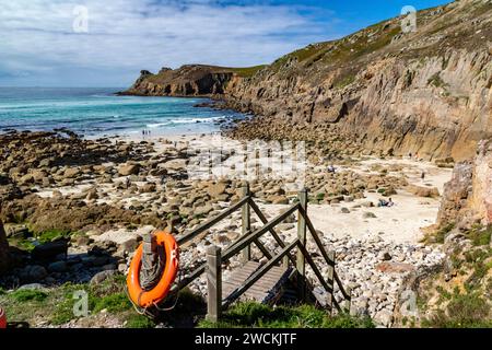 Blick auf den Strand und die Küste von Nanjizel oder Mill Bay mit höherer Bosistow Cliff und Coast Path, in der Nähe von Lands End, Cornwall. Stockfoto