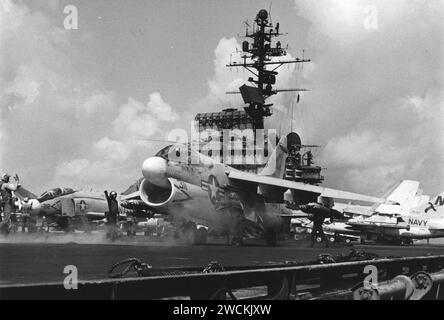 A-7E Corsair II der VA-146 wird am 25. April 1972 von der USS Constellation (CVA-64) vor Vietnam gestartet (USN 1151651). Stockfoto