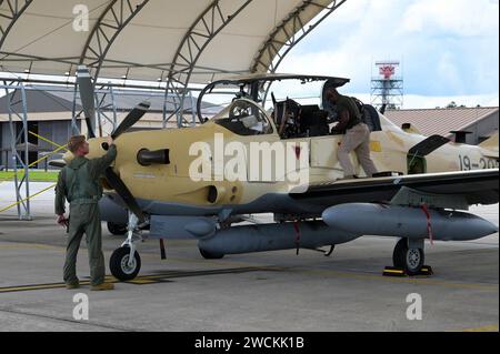 A-29 Super Tucano Flugzeugpilot der 81st Fighter Squadron, links, führt eine Inspektion vor dem Flug durch. Stockfoto