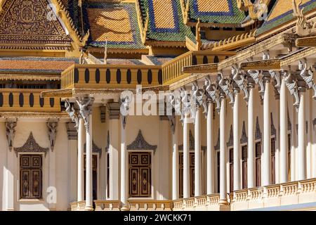 Säulen mit geschnitzten Kinnaris in der Thronhalle des Königspalastes in Phnom Penh, Kambodscha Stockfoto