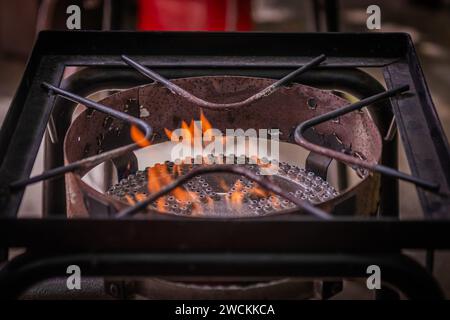 Gasbrenner im Freien beleuchtet mit Flammen Stahl rostiges Campingwerkzeug Stockfoto