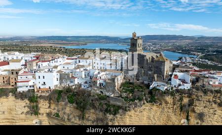 Aus der Vogelperspektive auf das wunderschöne Dorf Arcos de la Frontera in der Provinz Cadiz, Spanien Stockfoto