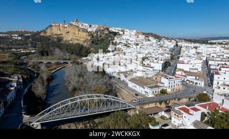 Aus der Vogelperspektive auf das wunderschöne Dorf Arcos de la Frontera in der Provinz Cadiz, Spanien Stockfoto